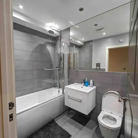 Elegant Central Brentwood Flat Exterior photo