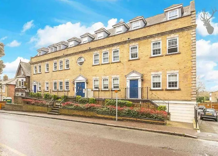 Elegant Central Brentwood Flat