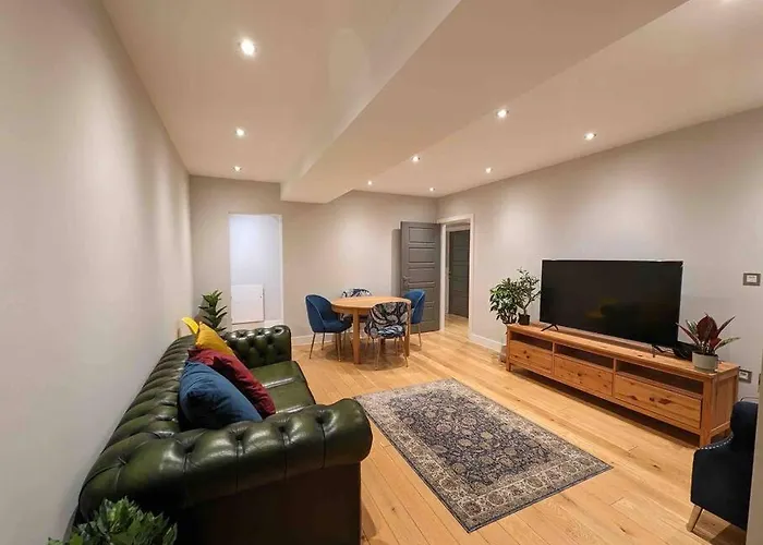 Elegant Central Brentwood Flat