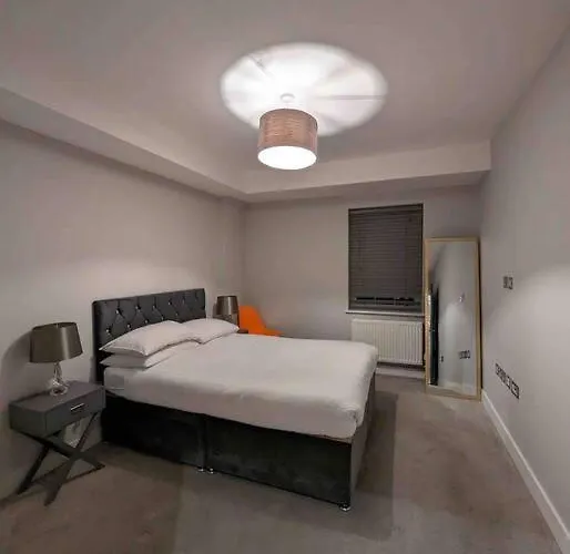 Elegant Central Brentwood Flat