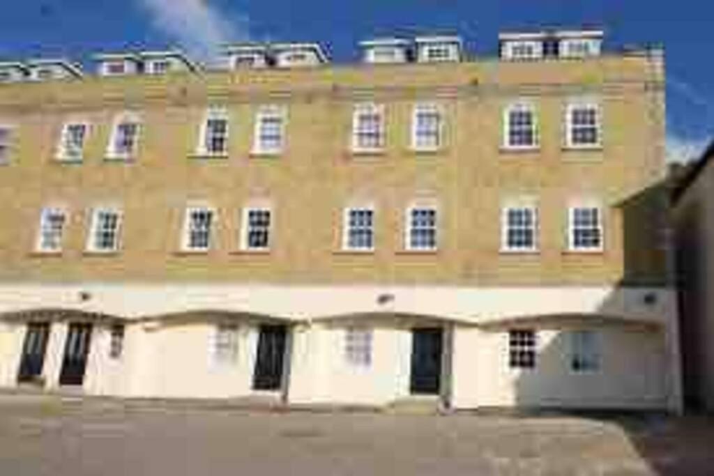 Elegant Flat Brentwood