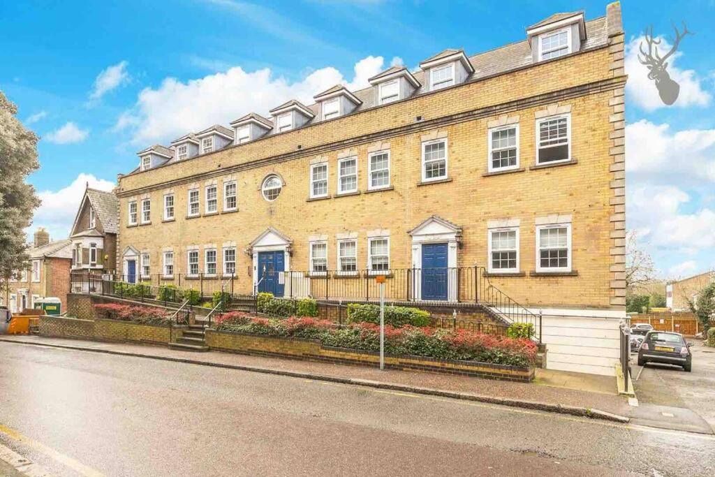 Elegant Flat * Brentwood